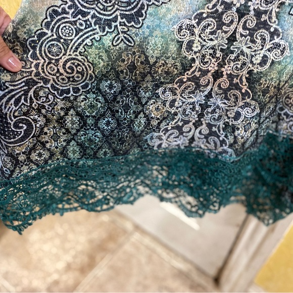 Long sleeve Floral Top Size XL - Picture 2 of 4